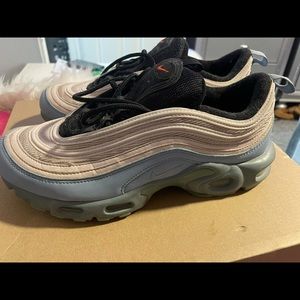 Nike Airmax Size 7 in boys shoe pads missing on inside worn a few times.